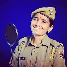 azizkavish's tweet photo. यह हैं सुनीता चौधरी
3 साल की उम्र में शादी हो गई थी और 19 साल की उम्र में पुलिस की नौकरी मिल गई।

पुलिस कांस्टेबल बनने के कुछ ही दिन बाद सुनीता को ओवरी में स्टेज-2 कैंसर का पता चला. छह महीने तक वह कीमोथेरेपी से गुजरी और उनके सारे बाल गिर गए। 
गौने का समय भी नजदीक आ चुका था, लिहाजा सुनीता ने पति से कहा कि
"विदा करके ले तो चल रहे हो लेकिन शायद कभी माँ ना बना पाऊं"
पति ने सुनीता का साथ निभाया और कहा मैं हर हाल में तुम्हारे साथ रहना चाहता हूं। कैंसर को हराकर सुनीता पुलिस की नौकरी भी कर रही हैं, और बेहतरीन विवाहित जीवन भी जी रही हैं।