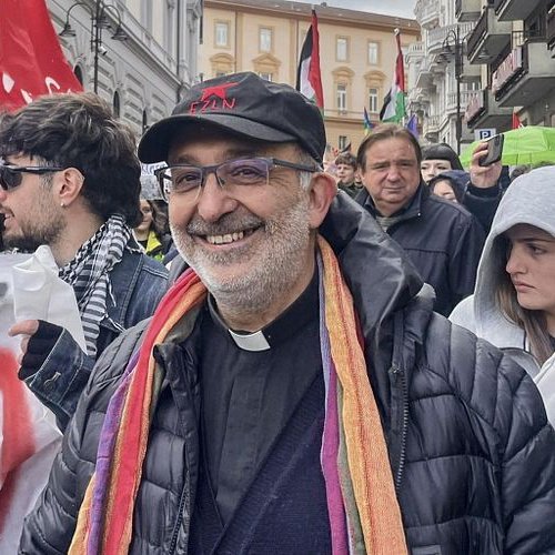 lechochretien's tweet image. 🎄✝️ INSOLITE | En Italie, le père Vitaliano Della, curé de la paroisse Saints-Pierre-et-Paul à Capocastello, propose de REPRÉSENTER un "Enfant Jésus" en fille dans les crèches de Noël pour DÉNONCER l’exclusion des femmes de l’accès aux ordres sacrés dans l’Église.