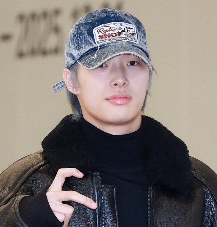 JWYcomfort's tweet image. WHAT DO YOU MEAN WE GOT GREY MINGI WITH RED WOOYOUNG !!!!!!!