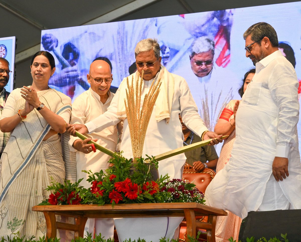 CMofKarnataka's tweet image. ಕೌಶಲ್ಯಾಭಿವೃದ್ಧಿ, ಉದ್ಯಮಶೀಲತೆ ಮತ್ತು ಜೀವನೋಪಾಯ ಇಲಾಖೆ ವತಿಯಿಂದ ರಾಷ್ಟ್ರೀಯ ಜೀವನೋಪಾಯ ಅಭಿಯಾನದ ಅಂಗವಾಗಿ ಬೆಳಗಾವಿಯ ಸರ್ದಾರ್ ಹೈಸ್ಕೂಲ್  ಮೈದಾನದಲ್ಲಿ ಆಯೋಜಿಸಿದ್ದ, "ರಾಜ್ಯ ಮಟ್ಟದ ವಸ್ತು ಪ್ರದರ್ಶನ ಮತ್ತು ಮಾರಾಟ ಮೇಳ, ಮಹಿಳಾ ಸ್ವಸಹಾಯ ಗುಂಪುಗಳ ಉತ್ಪನ್ನಗಳ ಮಾರಾಟ ಮೇಳವನ್ನು ಮುಖ್ಯಮಂತ್ರಿ @siddaramaiah ಅವರು ಉದ್ಘಾಟಿಸಿ, ಶುಭ…