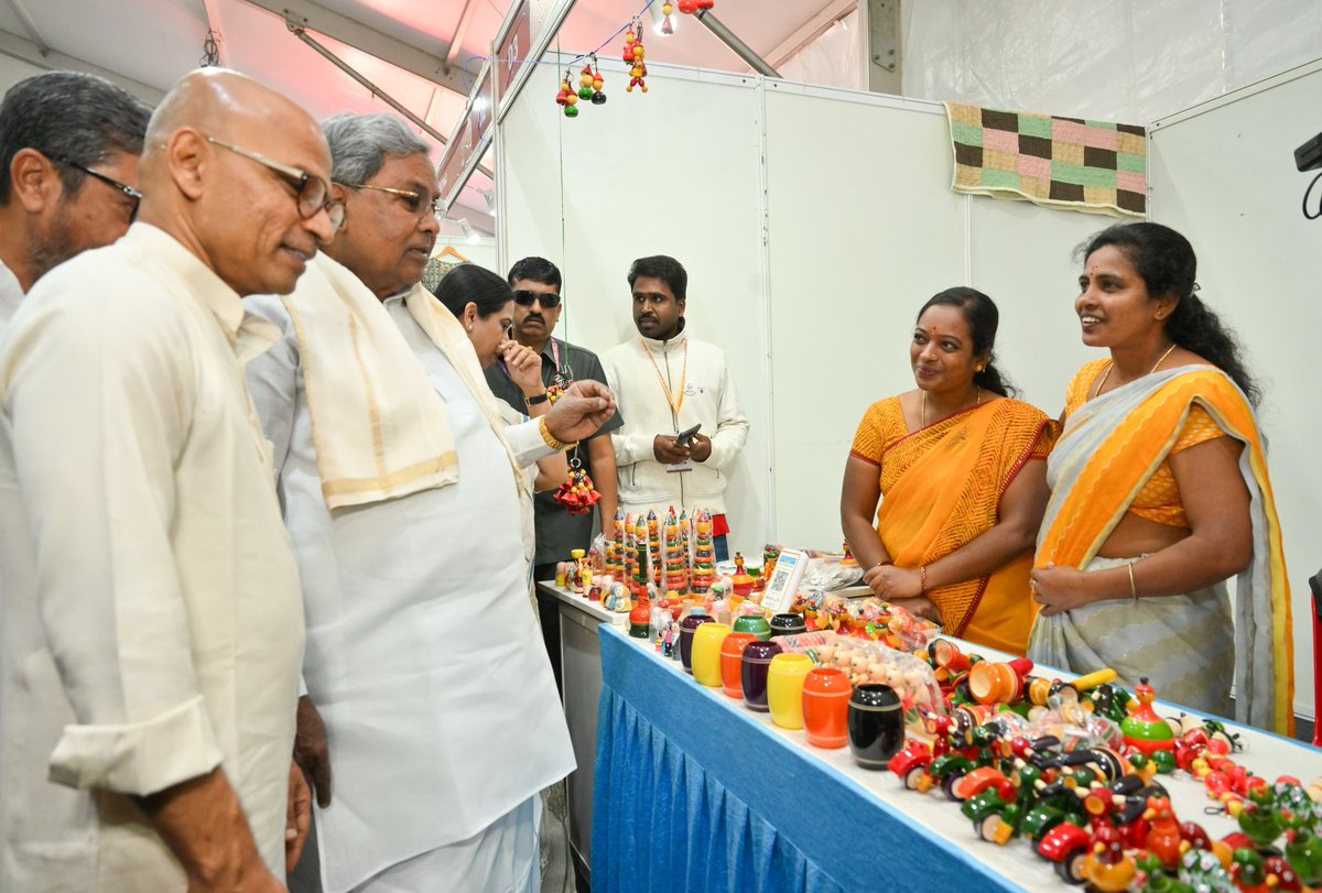 CMofKarnataka's tweet image. ಕೌಶಲ್ಯಾಭಿವೃದ್ಧಿ, ಉದ್ಯಮಶೀಲತೆ ಮತ್ತು ಜೀವನೋಪಾಯ ಇಲಾಖೆ ವತಿಯಿಂದ ರಾಷ್ಟ್ರೀಯ ಜೀವನೋಪಾಯ ಅಭಿಯಾನದ ಅಂಗವಾಗಿ ಬೆಳಗಾವಿಯ ಸರ್ದಾರ್ ಹೈಸ್ಕೂಲ್  ಮೈದಾನದಲ್ಲಿ ಆಯೋಜಿಸಿದ್ದ, "ರಾಜ್ಯ ಮಟ್ಟದ ವಸ್ತು ಪ್ರದರ್ಶನ ಮತ್ತು ಮಾರಾಟ ಮೇಳ, ಮಹಿಳಾ ಸ್ವಸಹಾಯ ಗುಂಪುಗಳ ಉತ್ಪನ್ನಗಳ ಮಾರಾಟ ಮೇಳವನ್ನು ಮುಖ್ಯಮಂತ್ರಿ @siddaramaiah ಅವರು ಉದ್ಘಾಟಿಸಿ, ಶುಭ…