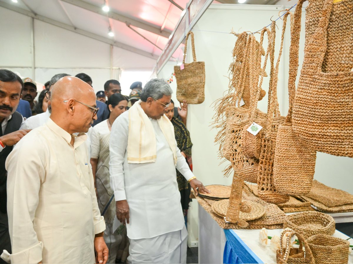 CMofKarnataka's tweet image. ಕೌಶಲ್ಯಾಭಿವೃದ್ಧಿ, ಉದ್ಯಮಶೀಲತೆ ಮತ್ತು ಜೀವನೋಪಾಯ ಇಲಾಖೆ ವತಿಯಿಂದ ರಾಷ್ಟ್ರೀಯ ಜೀವನೋಪಾಯ ಅಭಿಯಾನದ ಅಂಗವಾಗಿ ಬೆಳಗಾವಿಯ ಸರ್ದಾರ್ ಹೈಸ್ಕೂಲ್  ಮೈದಾನದಲ್ಲಿ ಆಯೋಜಿಸಿದ್ದ, "ರಾಜ್ಯ ಮಟ್ಟದ ವಸ್ತು ಪ್ರದರ್ಶನ ಮತ್ತು ಮಾರಾಟ ಮೇಳ, ಮಹಿಳಾ ಸ್ವಸಹಾಯ ಗುಂಪುಗಳ ಉತ್ಪನ್ನಗಳ ಮಾರಾಟ ಮೇಳವನ್ನು ಮುಖ್ಯಮಂತ್ರಿ @siddaramaiah ಅವರು ಉದ್ಘಾಟಿಸಿ, ಶುಭ…