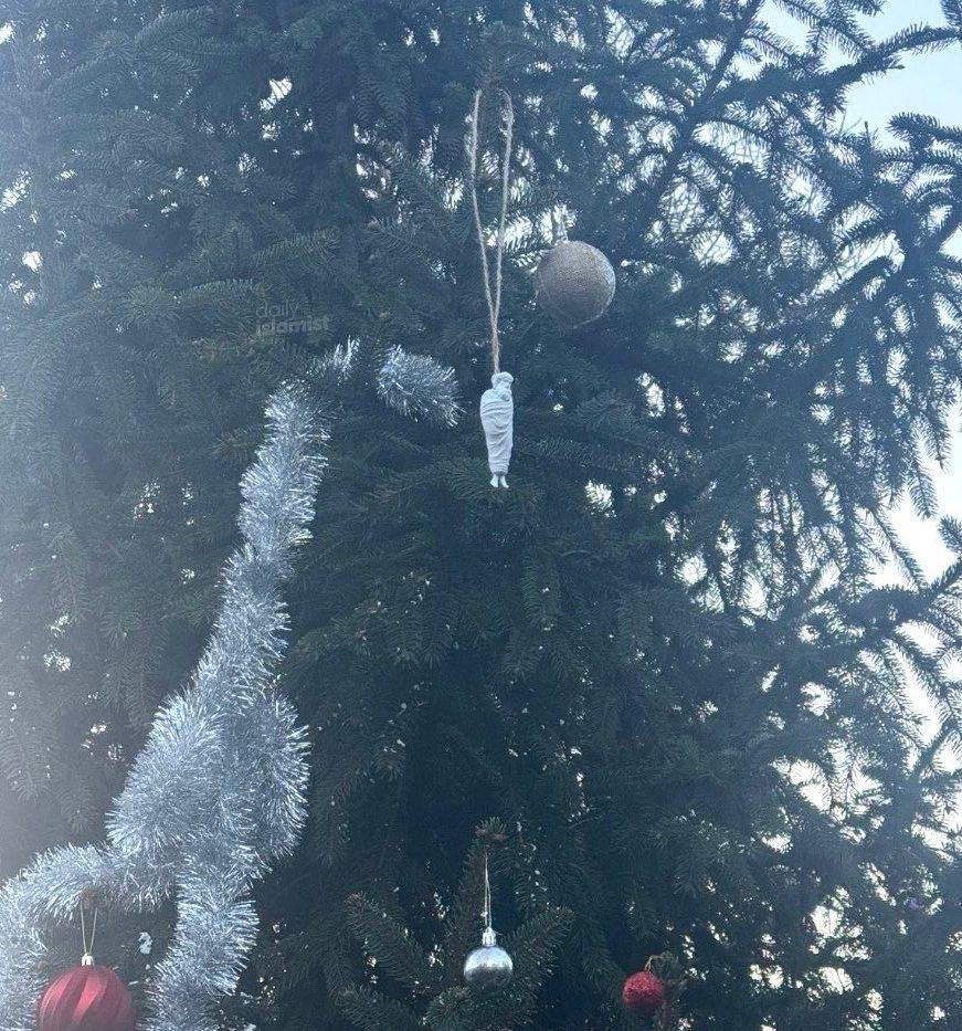 Yıldız Teknik Üniversitesi’nde bir grup öğrenci, yılbaşı süsü adı altında Şeyh Said’i hedef alarak figürünün boynuna ip geçirerek çam ağacına astı.   

Bu çirkin ve provokatif eylem, ifade özgürlüğü ya da sanat adı altında meşrulaştırılamayacak kadar açık bir nefret ve tahkir