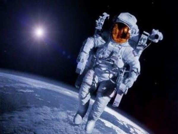 स्पेस वॉक करने वाले एस्ट्रोनॉट लगातार स्पेस की बहुत ही अजीब गंध के बारे में बात करते हैं।
जब वे स्पेस में तैर रहे होते हैं तो उन्हें यह गंध महसूस नहीं होती क्योंकि उनके स्पेससूट के अंदर सिर्फ़ प्लास्टिक की गंध आती है। लेकिन स्पेस स्टेशन में वापस आने और अपना हेलमेट हटाने के बाद