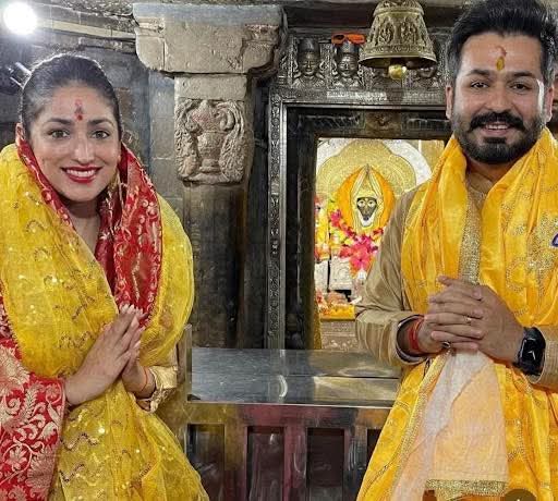 आदित्य-यामी 

धुरंधर ने सात दिनों में बॉक्स ऑफिस पर 300 करोड़ वर्ल्ड वाइड कलेक्शन कर लिया है। अर्थात् सक्सेस पार्टी टाइम है। 

आदित्य और यामी ने हिमाचल प्रदेश में माँ नैना देवी के दर्शन करके आशीर्वाद लिया। जबकि बॉलीवुड के सिस्टम में ऐसा कल्चर ज़हर है। दक्षिण भारत के हीरो और उनकी