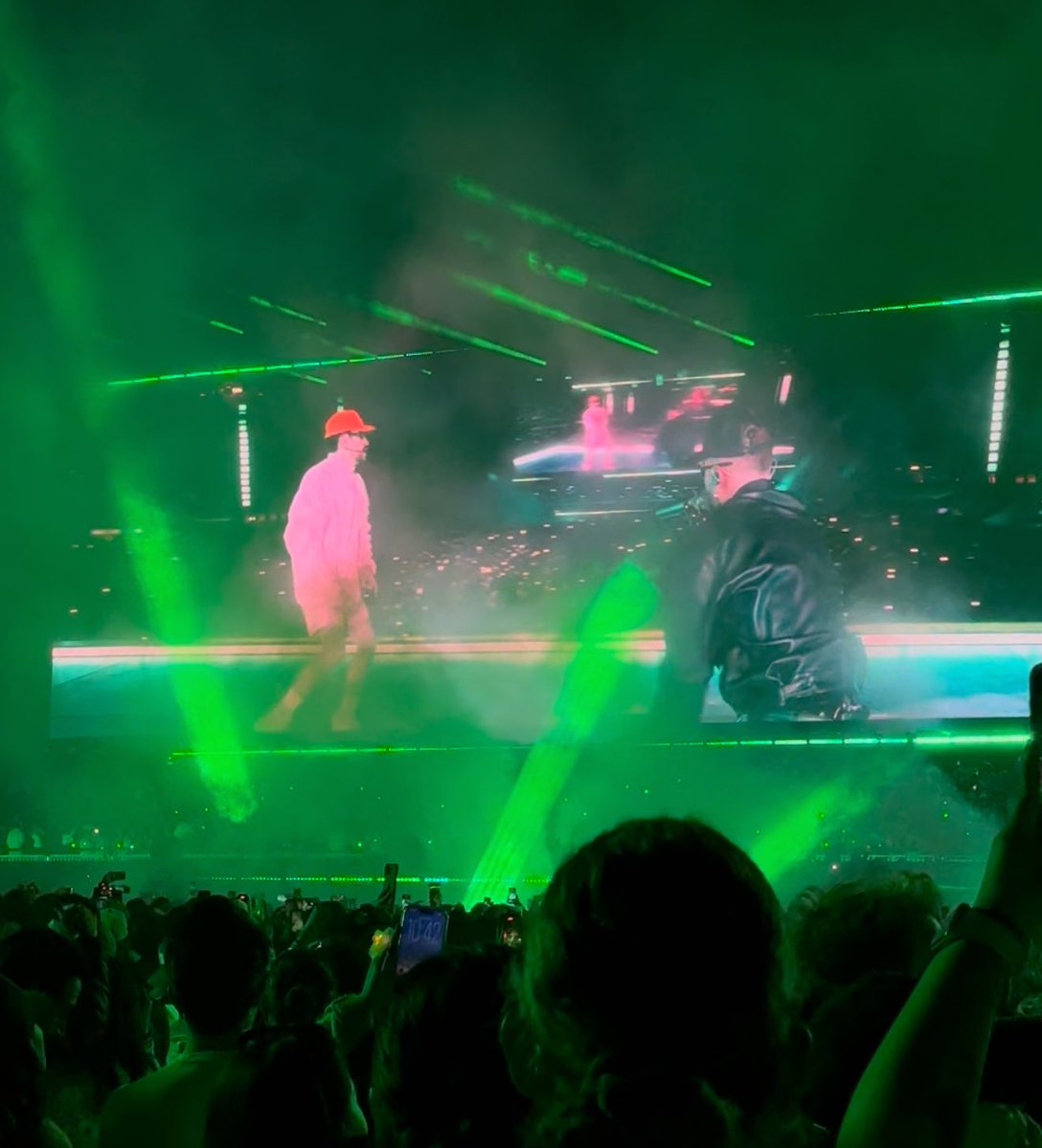 Aileendruiz's tweet photo. no puedo creer que escuché Perro Negro en vivo con Bad Bunny y Feid, lo siento tanto por los que no fueron hoy https://t.co/9UjIZXrtcr