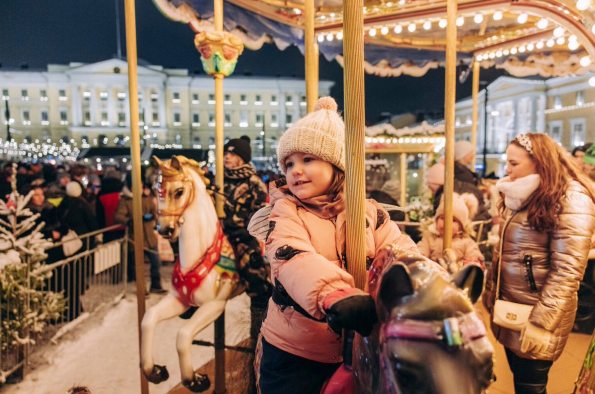 🎄В преддверии праздников Сенатская площадь Хельсинки превращается в рождественскую деревню. У подножия Кафедрального собора сверкает огромная  ёлка, а рядом на ярмарке кружится старинная карусель. В воздухе витает аромат жареного миндаля и горячего глёги: finland.fi/ru/rozhdestvo/…