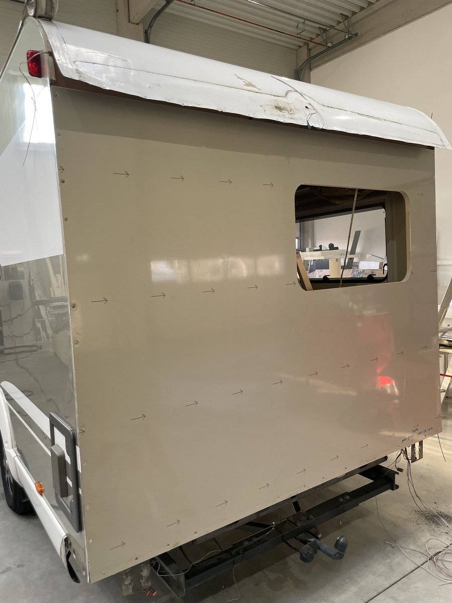 ASEReisemobile's tweet photo. 🔧 Neue Rückwand ist drin!
Jetzt folgen Innenausbau, Fenster &amp; Außenanbauteile – Stück für Stück wird das Wohnmobil wieder vollständig hergestellt. 🚐✨

Ihr habt selbst einen Schaden? Wir helfen gern!
🎁 Auch Gutscheine für Zubehör &amp; Service erhältlich.

#wohnmobil #reisemobil https://t.co/7CcCAjPGxE