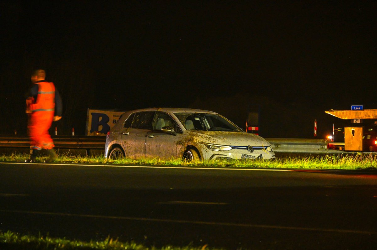 Auto schiet van de weg en rijdt vangrail omver op A7 bij Midwolde