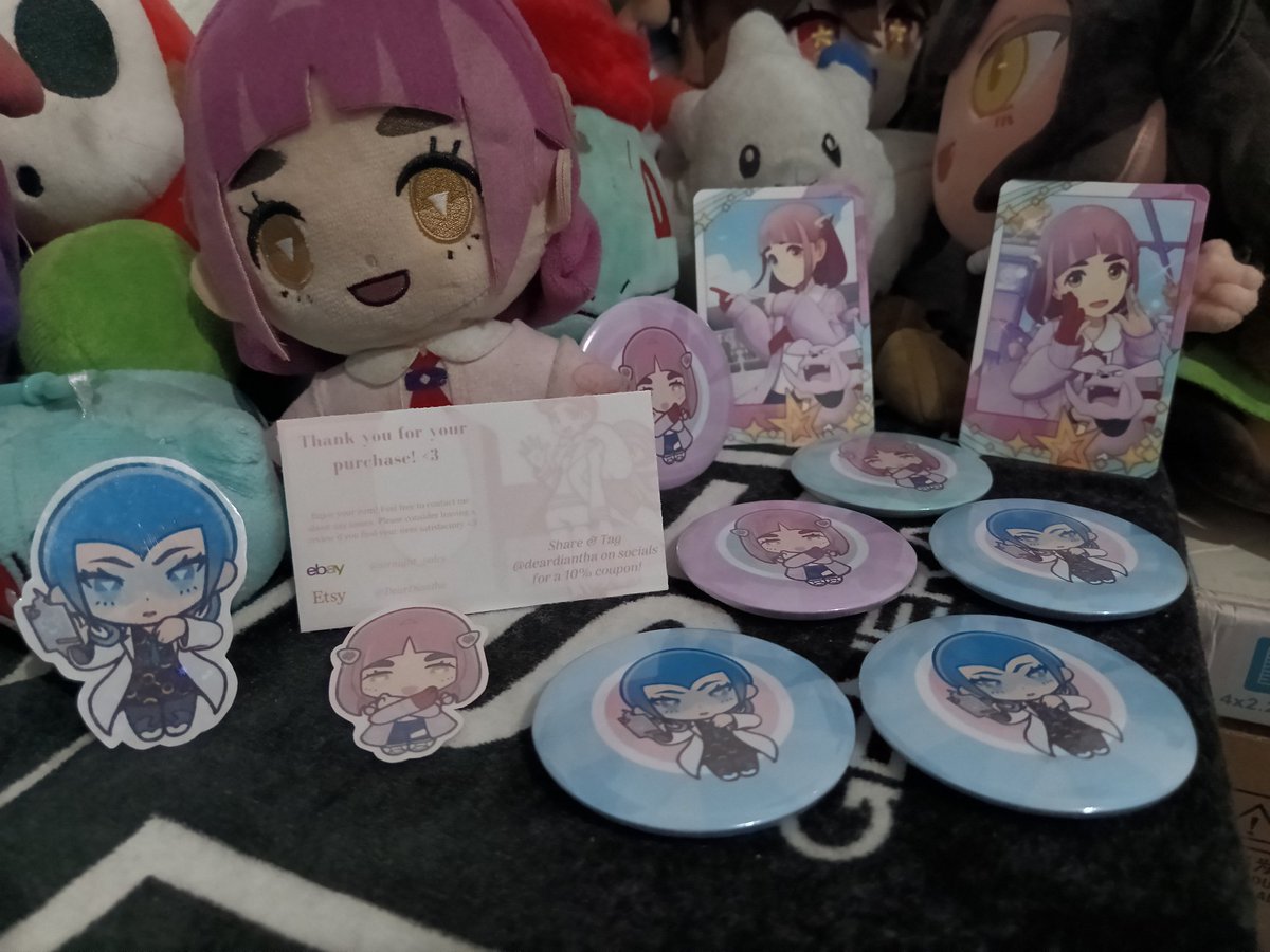 THEY'RE HERE, THEY'RE HERE, THEY'RE HERE

Thank you so much <a href="/DearDiantha/">⋆꒰ა🤍 𝐃𝐢𝐚𝐧𝐭𝐡𝐚'𝐬 𝐕𝐚𝐥𝐞𝐧𝐖𝐢𝐟𝐞 (💍)</a> for all the beautiful pins and stickers, I really wasn't expecting so many… I promise to give them a nice home :)