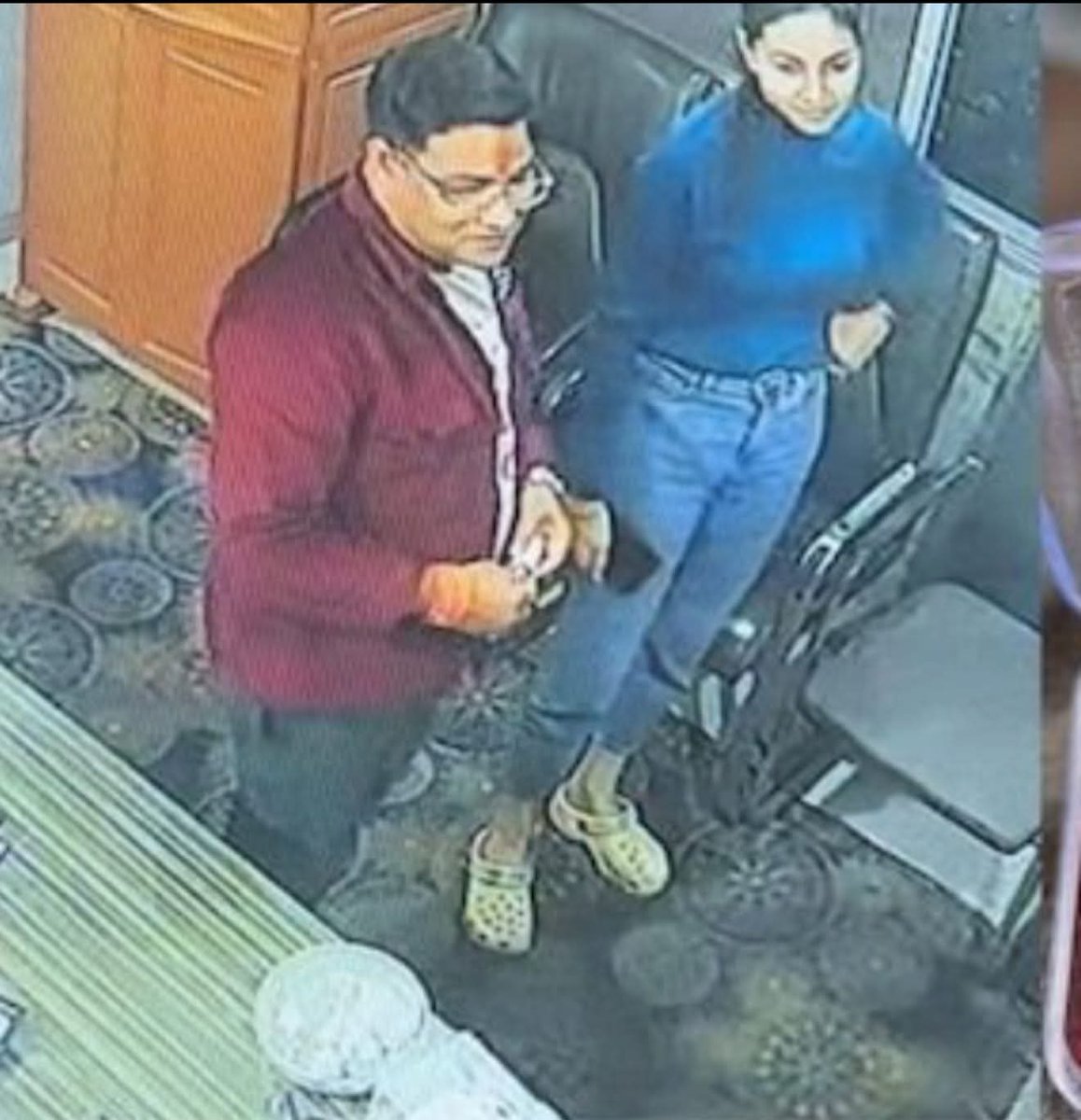 दंतेवाड़ा DSP कल्पना वर्मा और कारोबारी दीपक टंडन की करीब 45 पेज की व्हाट्सएप चैट पढ़कर ये स्पष्ट हुआ कि दोनों प्रेम संबंध में थे। दीपक ने DSP पर बेहताशा पैसा लुटाया।

 DSP ने जब जो मांगा, वो दिया। DSP चाहती थी कि नौकरी से इतर उसका भी बिजनेस हो।

2 तरह से बात बिगड़ी। पहला, DSP