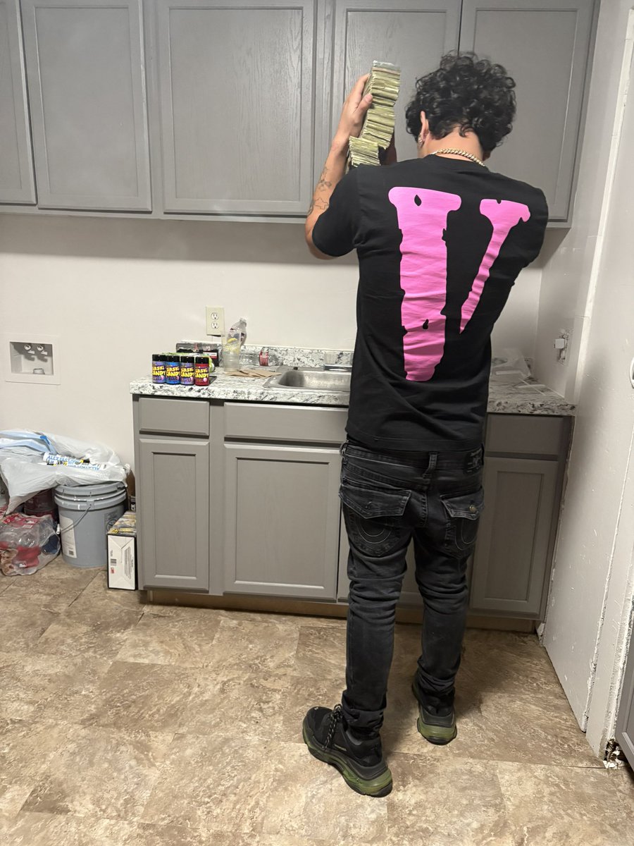 Roesupreme's tweet photo. I fucked in the room 🛌 and I fucked in La sala 🛋️ https://t.co/fwr6tLatJI