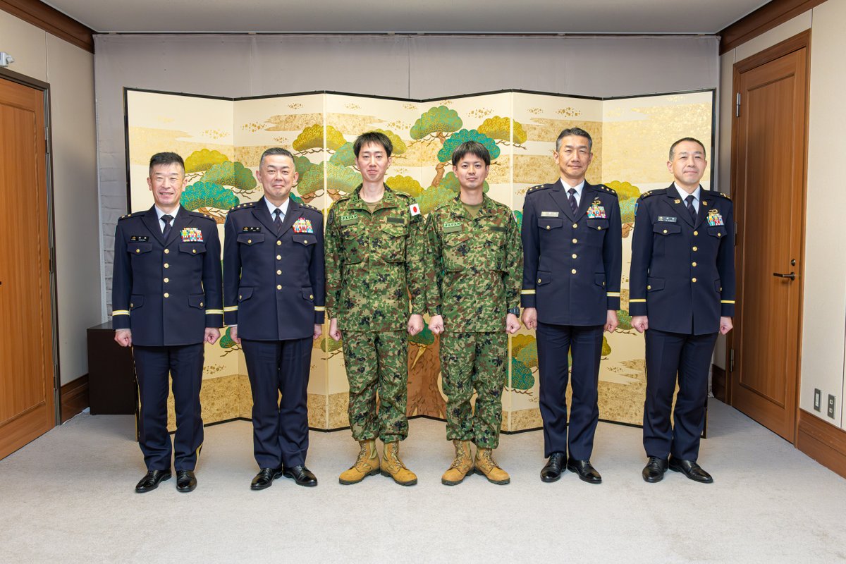 JGSDF_pr's tweet image. 🇯🇵🇱🇹🇮🇸🇩🇰🇳🇴🇸🇪🇫🇮🇺🇦#陸上自衛隊 施設学校および中央即応連隊の隊員２名は、リトアニアで開催されていたウクライナ支援のための地雷除去コアリションに参加していたところ教育終了に伴い、荒井陸上幕僚長に対して帰国報告を行いました。…