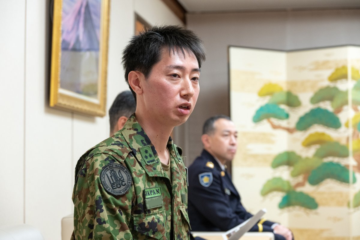 JGSDF_pr's tweet image. 🇯🇵🇱🇹🇮🇸🇩🇰🇳🇴🇸🇪🇫🇮🇺🇦#陸上自衛隊 施設学校および中央即応連隊の隊員２名は、リトアニアで開催されていたウクライナ支援のための地雷除去コアリションに参加していたところ教育終了に伴い、荒井陸上幕僚長に対して帰国報告を行いました。…