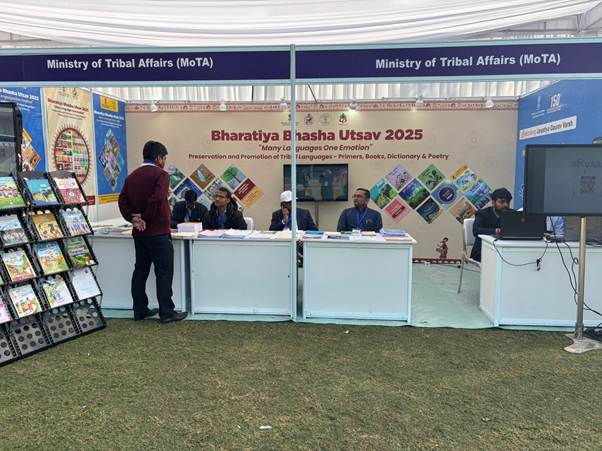 PIBAhmedabad's tweet image. આદિજાતિ બાબતોના મંત્રાલયે ભારતીય ભાષા ઉત્સવ 2025 ની ઉજવણી કરી, જે ભારતની વૈવિધ્યપૂર્ણ આદિવાસી ભાષાકીય વારસાનું સન્માન કરે છે

ગુજરાત, ઓડિશા અને ઝારખંડની આદિવાસી સંશોધન સંસ્થાઓએ ભારતીય ભાષા ઉત્સવ 2025 માં આદિવાસી ભાષાના પ્રાઇમર્સ (શરૂઆતી પુસ્તકો), કવિતા, પુસ્તકો અને શબ્દકોશો…