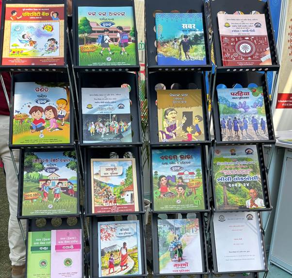 PIBAhmedabad's tweet image. આદિજાતિ બાબતોના મંત્રાલયે ભારતીય ભાષા ઉત્સવ 2025 ની ઉજવણી કરી, જે ભારતની વૈવિધ્યપૂર્ણ આદિવાસી ભાષાકીય વારસાનું સન્માન કરે છે

ગુજરાત, ઓડિશા અને ઝારખંડની આદિવાસી સંશોધન સંસ્થાઓએ ભારતીય ભાષા ઉત્સવ 2025 માં આદિવાસી ભાષાના પ્રાઇમર્સ (શરૂઆતી પુસ્તકો), કવિતા, પુસ્તકો અને શબ્દકોશો…