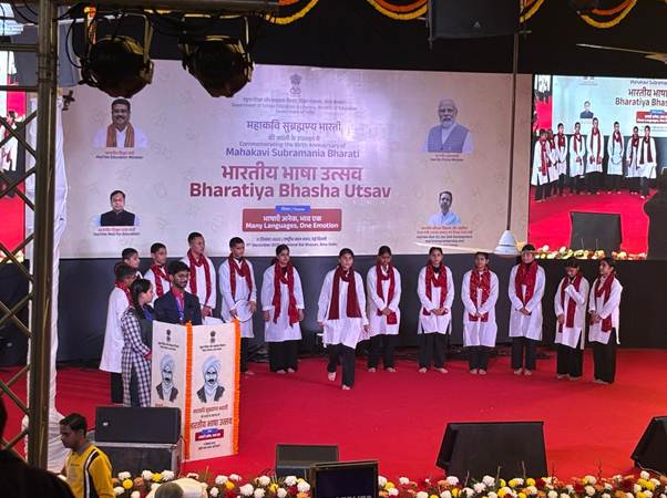 PIBAhmedabad's tweet image. આદિજાતિ બાબતોના મંત્રાલયે ભારતીય ભાષા ઉત્સવ 2025 ની ઉજવણી કરી, જે ભારતની વૈવિધ્યપૂર્ણ આદિવાસી ભાષાકીય વારસાનું સન્માન કરે છે

ગુજરાત, ઓડિશા અને ઝારખંડની આદિવાસી સંશોધન સંસ્થાઓએ ભારતીય ભાષા ઉત્સવ 2025 માં આદિવાસી ભાષાના પ્રાઇમર્સ (શરૂઆતી પુસ્તકો), કવિતા, પુસ્તકો અને શબ્દકોશો…