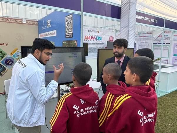 PIBAhmedabad's tweet image. આદિજાતિ બાબતોના મંત્રાલયે ભારતીય ભાષા ઉત્સવ 2025 ની ઉજવણી કરી, જે ભારતની વૈવિધ્યપૂર્ણ આદિવાસી ભાષાકીય વારસાનું સન્માન કરે છે

ગુજરાત, ઓડિશા અને ઝારખંડની આદિવાસી સંશોધન સંસ્થાઓએ ભારતીય ભાષા ઉત્સવ 2025 માં આદિવાસી ભાષાના પ્રાઇમર્સ (શરૂઆતી પુસ્તકો), કવિતા, પુસ્તકો અને શબ્દકોશો…