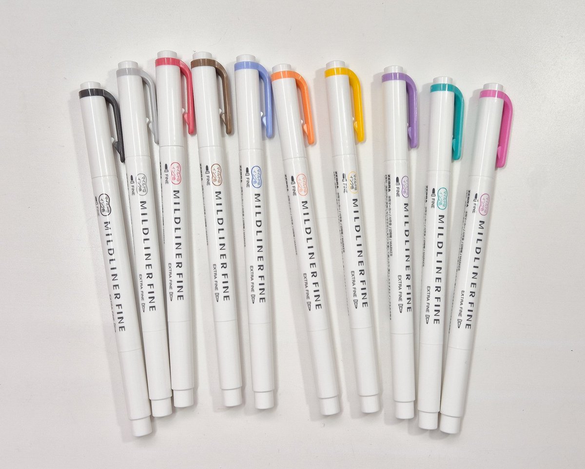 lvmungu_journal's tweet image. 아마 한국에서는 내가 제일 먼저 써보는게 아닐까
지난 20일 일본에서 출시된
「마일드라이너 파인」
양쪽 듀얼팁 각각 0.7mm 0.5mmm

2,3번 사진: 위 파인, 아래 일반(Fine팁) 굵기 비교
4번 사진: 파인 한정컬러(딥그레이)를 제외하면 기존의 마일드라이너와 색상은 동일
