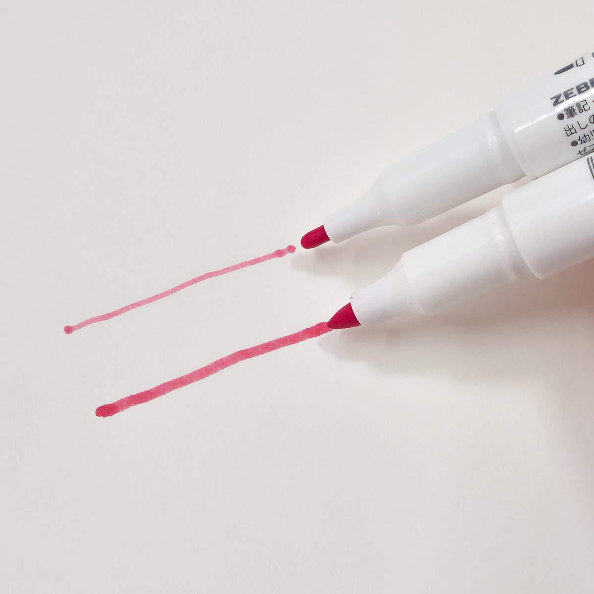 lvmungu_journal's tweet image. 아마 한국에서는 내가 제일 먼저 써보는게 아닐까
지난 20일 일본에서 출시된
「마일드라이너 파인」
양쪽 듀얼팁 각각 0.7mm 0.5mmm

2,3번 사진: 위 파인, 아래 일반(Fine팁) 굵기 비교
4번 사진: 파인 한정컬러(딥그레이)를 제외하면 기존의 마일드라이너와 색상은 동일