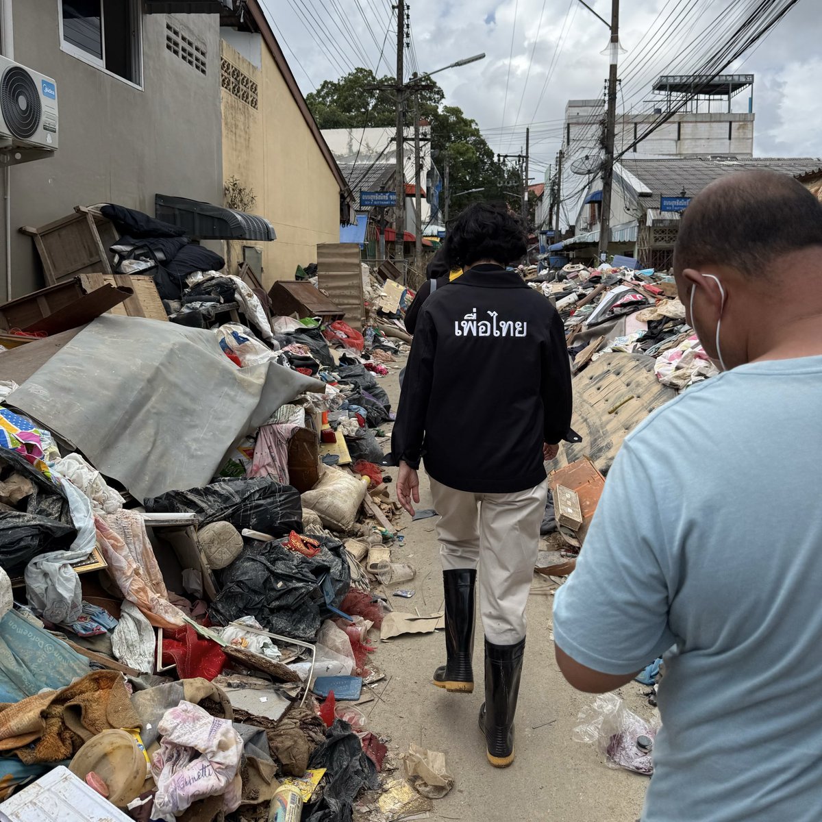 พี่หมอ เป็นห่วงอย่างยิ่ง
กับสถานการณ์ #ฟื้นฟูหาดใหญ่
#น้ําท่วมหาดใหญ่ 
#นำ้ท่วมภาคใต้ 
ที่ผ่านมาและอาจจะต้อง
เผชิญกับฝนมาอีก
หลายระลอก
ขณะนี้ มีพระราชกฤษฎีกา
ยุบสภา แล้ว
#พรรคเพื่อไทย 
ไม่สามารถดำเนินการช่วยเหลือ
ที่เป็นข้อห้ามที่ผิดกฏหมายเลือกตั้ง
แต่อย่างไรก็ตาม