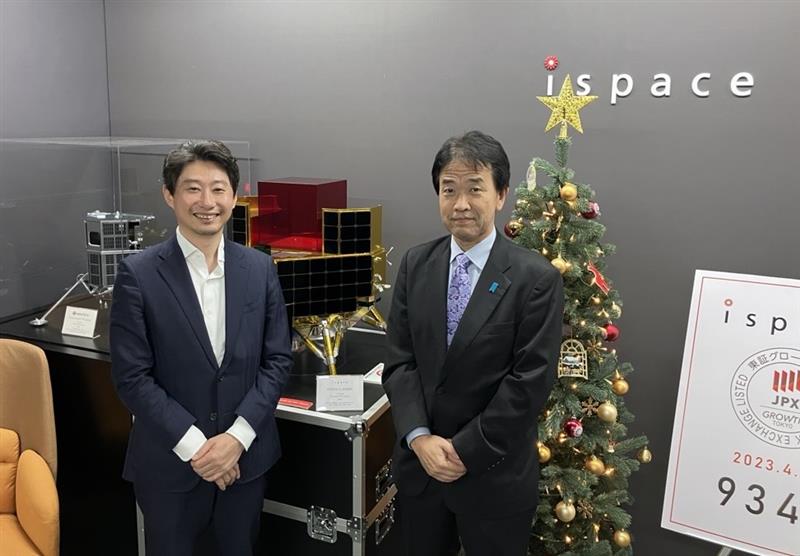 ispace_JP's tweet photo. 昨日、ispaceオフィスに内閣府 宇宙開発戦略推進事務局長の風木 淳氏が来訪されました。
CEO & Founder の袴田武史より、今後の事業構想についてご説明するとともに、現在 経済産業省のSBIR補助金を活用して開発中の、シリーズ 3ランダー（仮称）の1/5スケールモックアップ（写真後方）も、ご覧いただきました。
今回の訪問に心より感謝申し上げます。
ispaceは、引き続き開発に尽力してまいります。