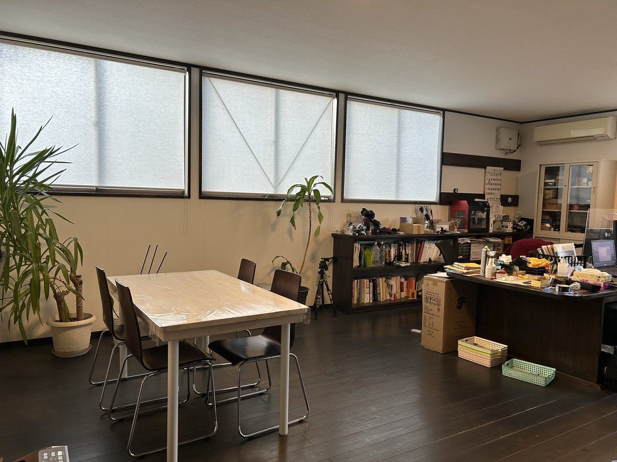 5axCamera's tweet image. お客さんが来てくれて、イベント後のこの散らかった事務所みて、「工房のようだね」
と言ってくれた。ちいさな頃、私の目には町工場は工房のように映っていたから、ここで設計したりCAMプログラムをつくったりしているのはとても落ち着く。
そとはボロボロのプレハブだけどね笑