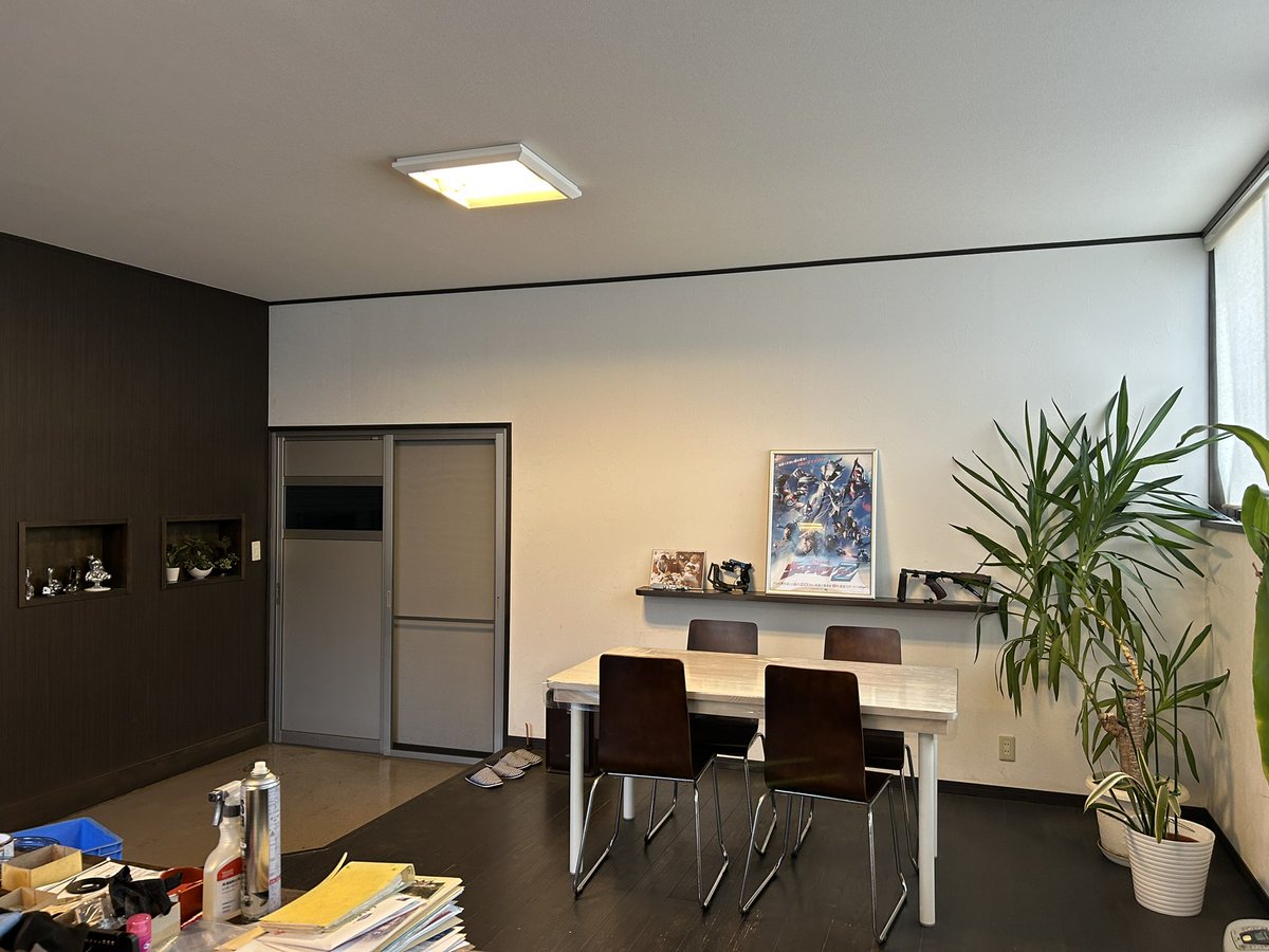 5axCamera's tweet image. お客さんが来てくれて、イベント後のこの散らかった事務所みて、「工房のようだね」
と言ってくれた。ちいさな頃、私の目には町工場は工房のように映っていたから、ここで設計したりCAMプログラムをつくったりしているのはとても落ち着く。
そとはボロボロのプレハブだけどね笑