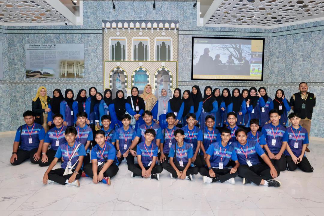 Lembaga Tabung Haji (TH) berbesar hati menerima kunjungan seramai 40 orang pelajar dan guru pengiring dari SMK Seri Badong, Yan, Kedah ke Galeri Haji di Hotel Movenpick, Sepang.
 
Lawatan ini bertujuan memberi pendedahan awal kepada para pelajar mengenai sejarah pengurusan haji
