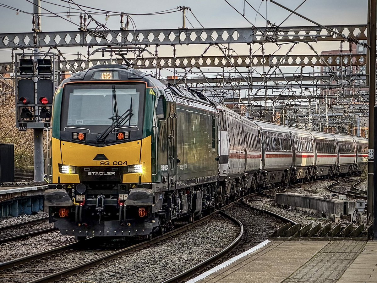 miles_chains's tweet image. 93004 Hauls a rake of Mk4 coaches through Leeds with 5Q26, Neville Hill to Worksop. 
(93005 Attached at the rear)
Great to finally see one of these Stadler built machines up close, hugely impressive.
#Class93 #Stadler #ROG #LeedsCityStation #IC225