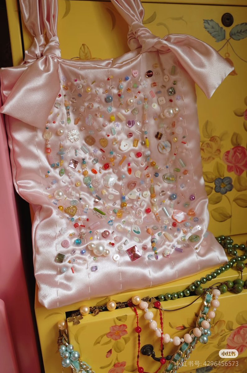 Tina625201's tweet photo. handmade｜我的宝石收集袋
把温柔与璀璨，装进一只手提的梦里
仿佛在收集星光🌟#互关 https://t.co/2sd3YfGKng