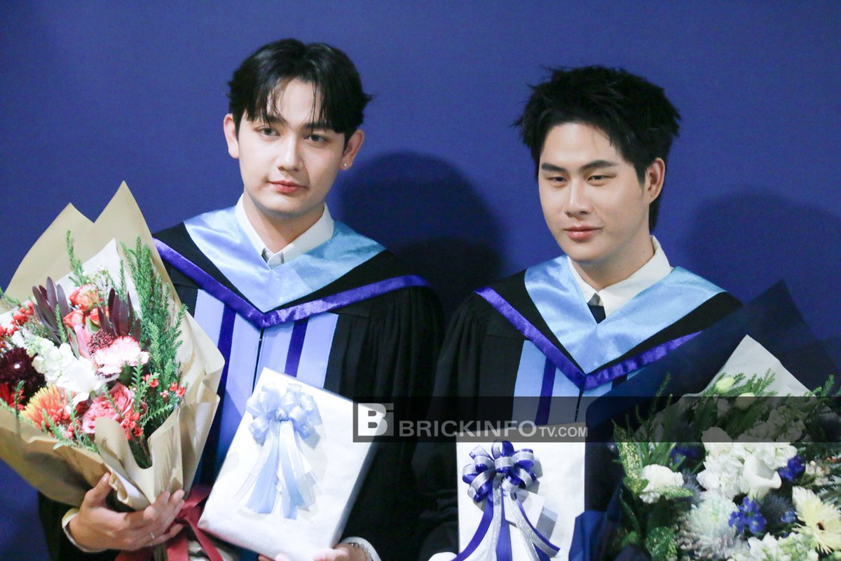 🎉 ขอแสดงความยินดีกับบัณฑิตป้ายแดง “วินนี่ ธนวินท์ ผลเจริญรัตน์” และ “กัปตัน พีระวิชญ์ กุลกั้ง” ที่พากเพียรตั้งใจเรียนควบคู่กับการทำงานอย่างหนัก จนคว้าปริญญาตรี กลุ่มวิชาเอกนิเทศศาสตร์การตลาดดิจิทัล คณะนิเทศศาสตร์ มหาวิทยาลัยหอการค้าไทย มาครองได้สำเร็จ

#GMMTV