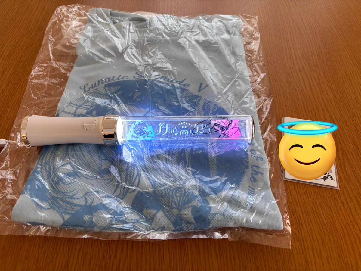 サイン入りペンライト＋Tシャツ＋限定チェキのセット届きました