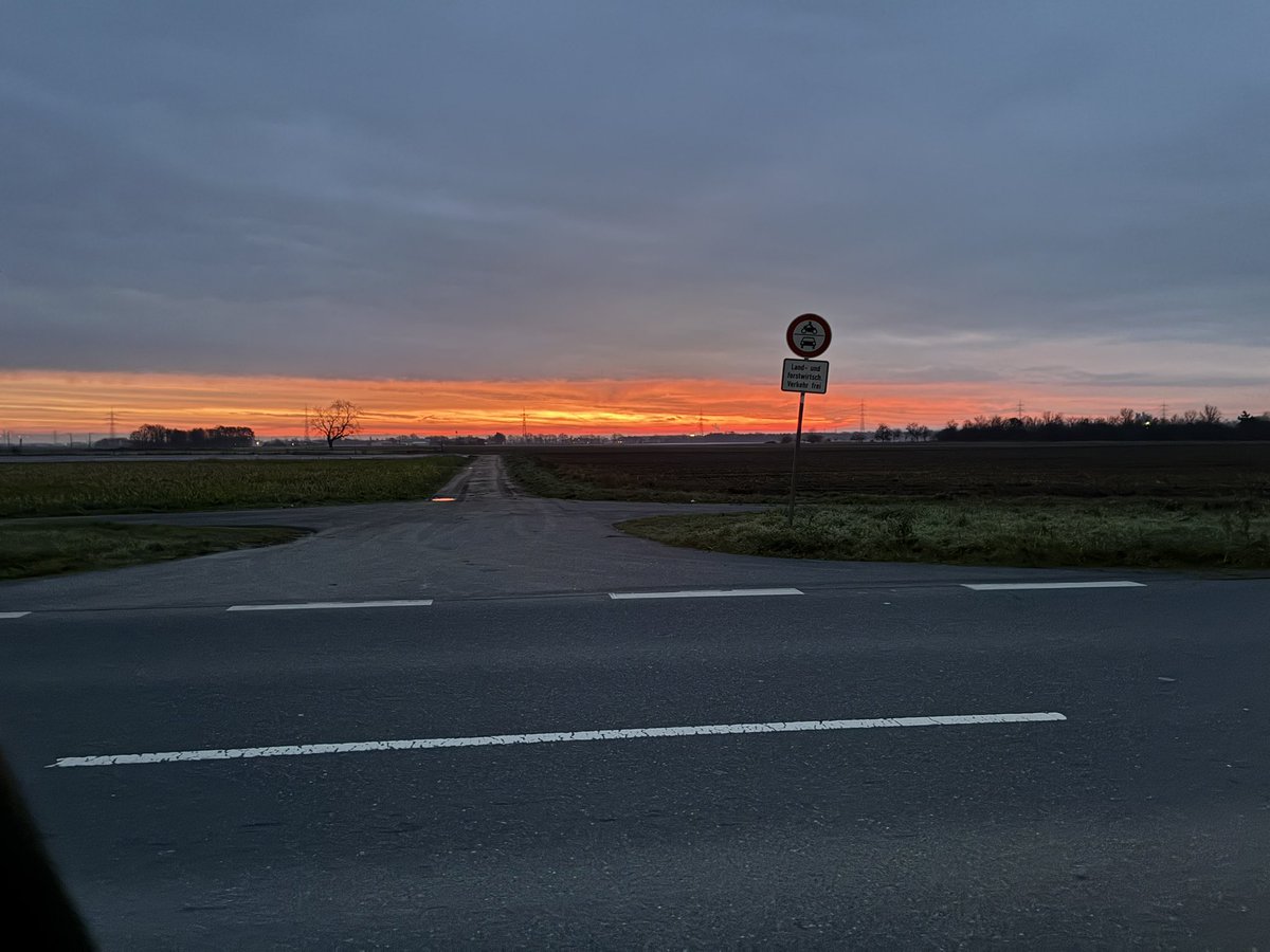 Moin.Einen schönen Freitag wünsche ich euch allen ☕️.Da hinten im Odenwald wird es schon hell.