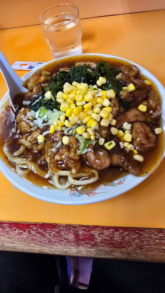 shape99999's tweet photo. 手打ちらーめん大進　ひたちなか市元町
焼肉冷し　870
平日昼でも大行列。20人位の��び。甘辛餡と手打の太麺がよく絡む。焼肉たっぷり。餡は熱めなので注意。わかめがほんとにいい味出してる。ネギは辛め。コーンはもちろん甘め。辛味はほんのり感じる程度。でも一気に啜ると喉死ぬ。 https://t.co/NJjjKS4utE