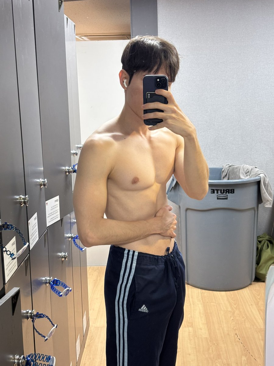 undong_ditto's tweet photo. 가슴만 이쁘네… https://t.co/zLFGvMvvLy