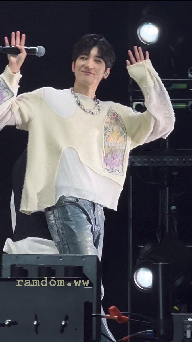 (｡･ω･｡) ノ