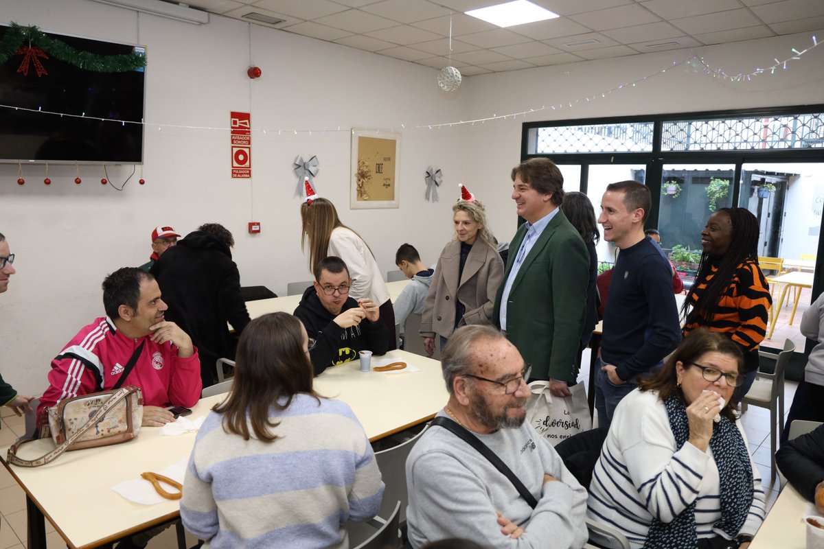 Un placer visitar esta mañana el Mercadillo Navideño de COFOIL, un espacio lleno de talento, creatividad y espíritu solidario. Gracias por vuestro trabajo y por hacer de Fuenlabrada una ciudad más inclusiva. 🎄✨