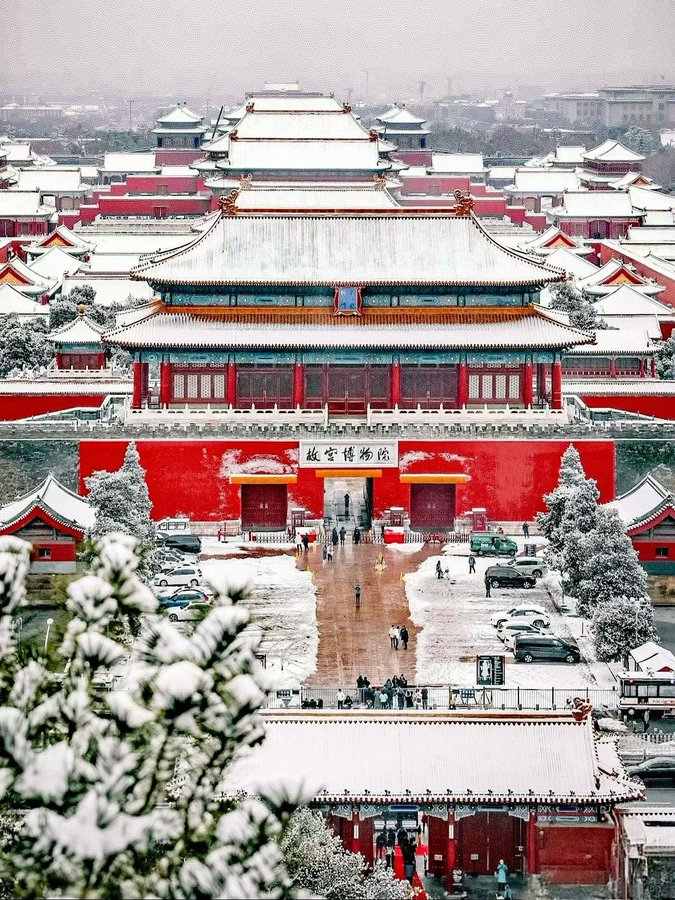 East_Bridge666's tweet photo. First snow in Beijing ❄️
The Forbidden City turns into a fairy tale.
Centuries of history, dressed in white.
#BeijingSnow #ForbiddenCityMagic https://t.co/0iTcJrnUPl
