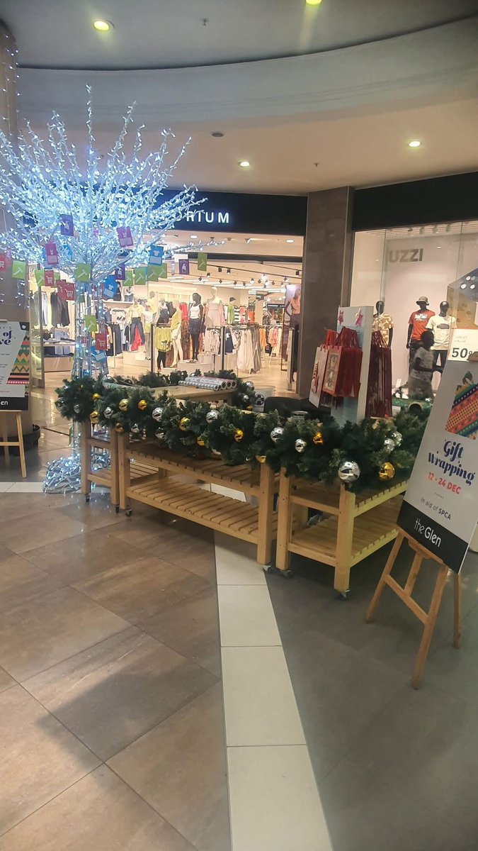 The #JSPCA has a gift wrapping station is at The Glen Shopping Centre, Level 2 - bring us your presents and help support our efforts to raise funds for animals in need.  We will be here  during weekdays from 12-24 Dec, 09h00 - 21h00.