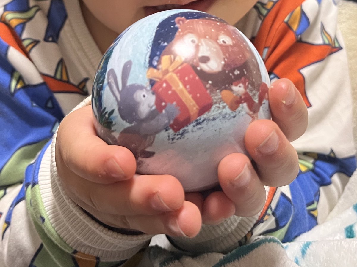 oishii_hirame's tweet image. 3歳が「これをだいじにもっていてください」と渡してくれたので、「何が入ってるんですか？」と聞いたら、「サンタのたましい」と言って去っていった。