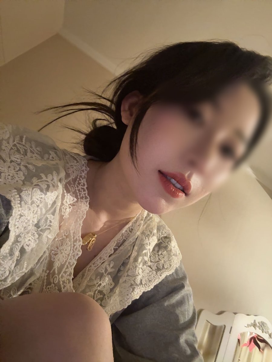 #南京 28/165/98，有男友在异地，刚接触到这个也不是很懂，上来碰碰运气，看看能不能遇见成熟稳定的，经常出差学习，想找一个能够互相提供情绪的，聊熟有感觉会见面，不随意，本人圈子干净，身边没有那种狐朋狗友，要求对方年龄在28-41岁，不影响家庭的来，喜欢我评论区留言哦。（我一口咬你哦）