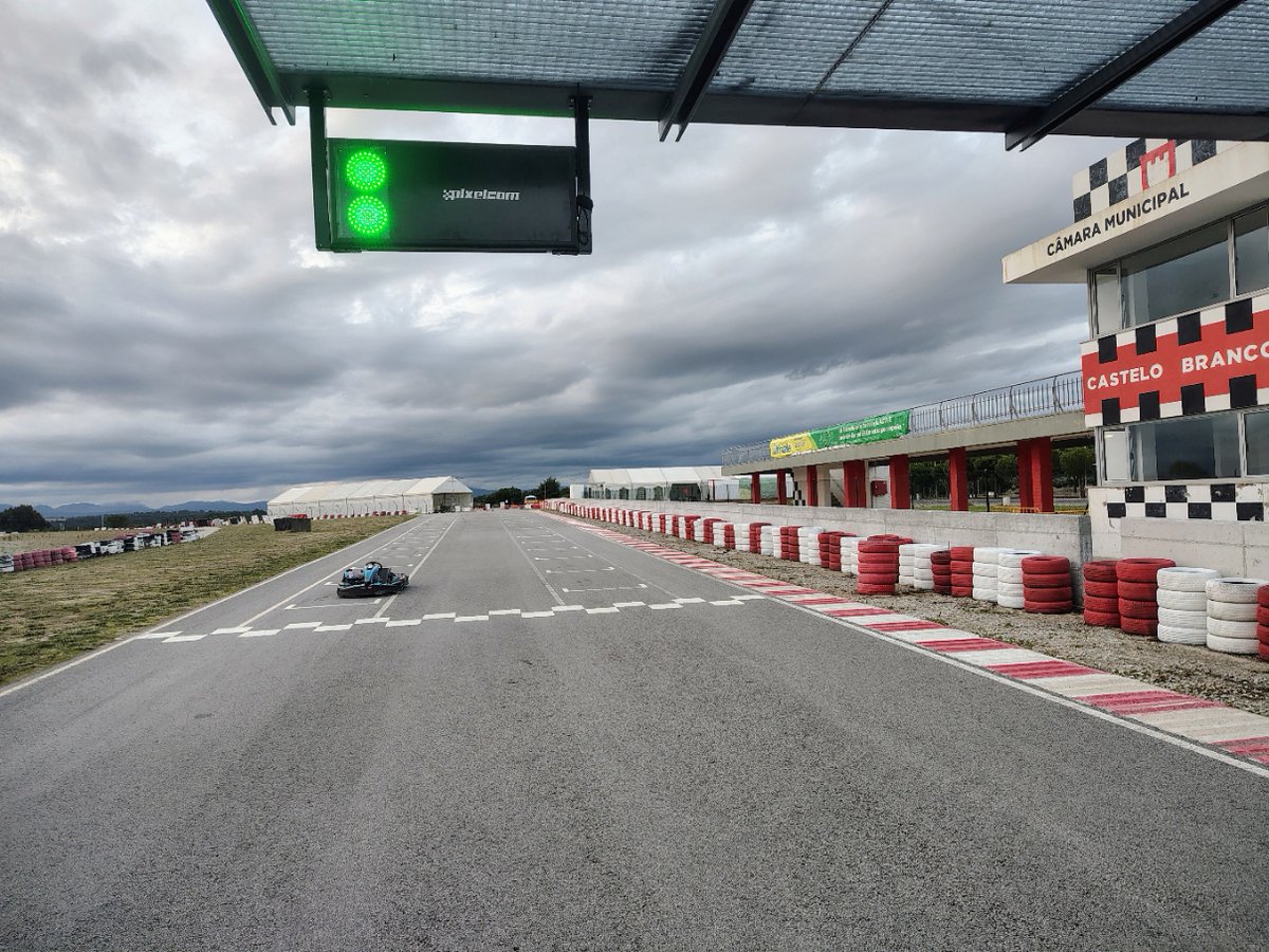 Pixel_Com_'s tweet image. 🚦🏎️🇵🇹 Safety &amp;amp; precision at every start at At Castelo Branco Karting @escuderiacb with our professional LED start lights

☑️ High-intensity &amp;amp; clear progressive signalling
☑️ Synced with timing for instant response
☑️ Robust &amp;amp; race-ready

#Karting #TrackSafety #Pixelcom