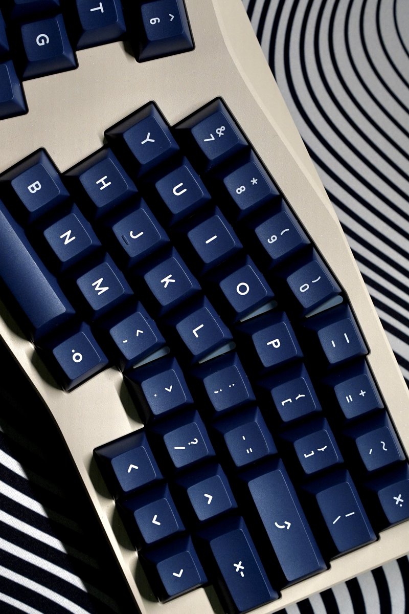 AnomaloG's tweet photo. シルバー、ホワイト、アイボリーとホワイト系のキーボードが集まってきた。
次はクリアタイプでカッコいいのが欲しい!!
#keyborad https://t.co/AZnho48DnO