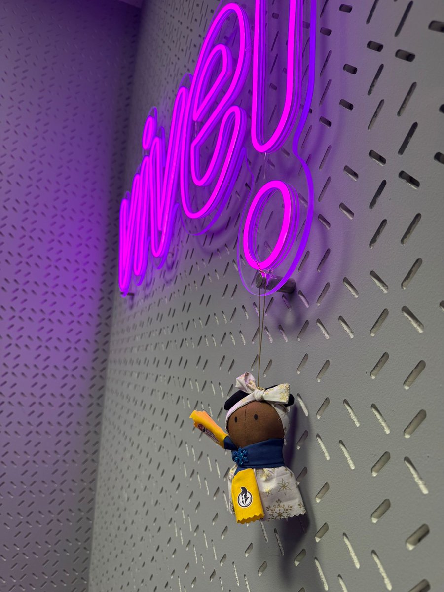 Una preciosa Micaela se nos ha colado en el estudio de Vive Valladolid...¡y nos va a quitar el puesto a todos! ✨

Gracias a <a href="/asopuente/">El Puente Salud Mental Valladolid</a> y <a href="/atlvalladolid/">Recoletas Atlético Valladolid</a> por esta campaña para poner en valor la importancia de cuidar la salud mental y difundir los valores del deporte.