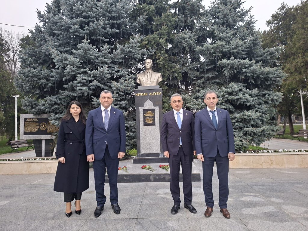AzEmbRomania's tweet image. Today, Ambassador of Azerbaijan to Romania Gudsi Osmanov @GudsiOsmanov , together with the delegation of the Bar Association of the Republic of Azerbaijan led by Chairman Anar Baghirov @BaghirovAnar , currently on an official visit to Romania, visited the bust of National Leader…