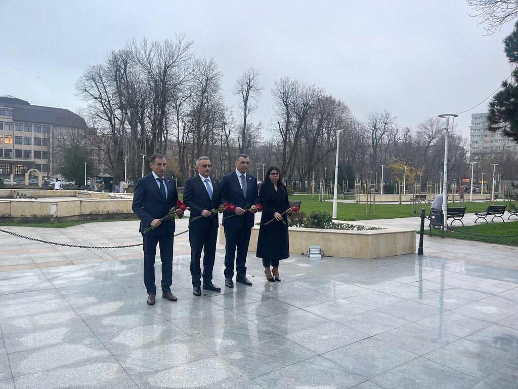 AzEmbRomania's tweet image. Today, Ambassador of Azerbaijan to Romania Gudsi Osmanov @GudsiOsmanov , together with the delegation of the Bar Association of the Republic of Azerbaijan led by Chairman Anar Baghirov @BaghirovAnar , currently on an official visit to Romania, visited the bust of National Leader…