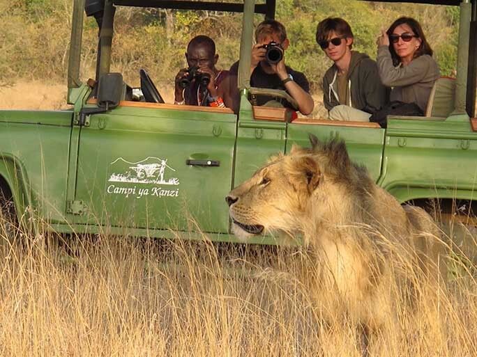 Earth_Changers_'s tweet image. #Happy #Jamhuri Day #Kenya! 🇰🇪 
(='republic') 

#FridayFun - How many #Swahili words do YOU know? 🤔

#Jambo = Hello 👋
#Asante (sana) = Thank you (very much) 🙏

How about '#Safari' ? 🗺️
📸 earth-changers.com/sustainable-pl…

What's a '#Simba' 🦁 singing '#HakunaMatata' about here? 😎