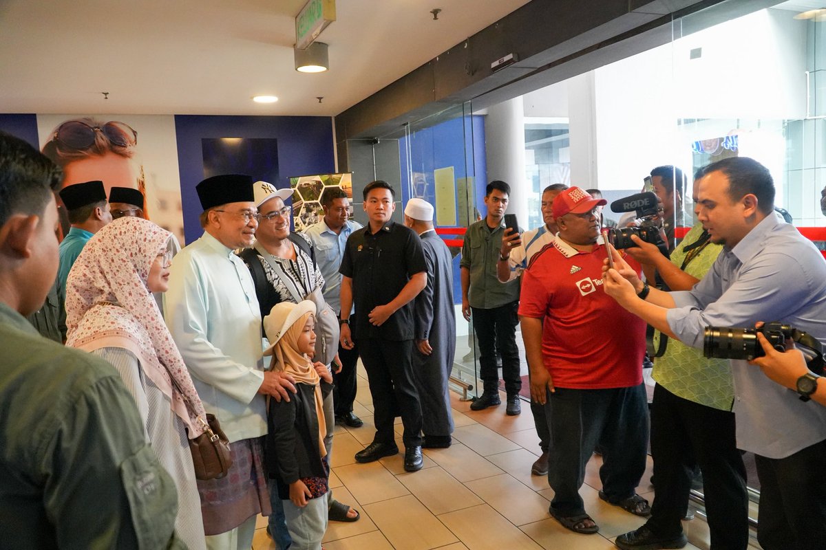 farhanfauzi_my's tweet image. Sebelum bergerak menuju ke Masjid Nur Al-Hidayah bagi menunaikan solat Jumaat, saya bersama YAB Perdana Menteri, Dato' Seri @anwaribrahim turut berkesempatan menyantuni rakyat Langkawi serta para pengunjung yang berkunjung ke pulau ini di sekitar Jeti Pekan Kuah.

Kesempatan ini…