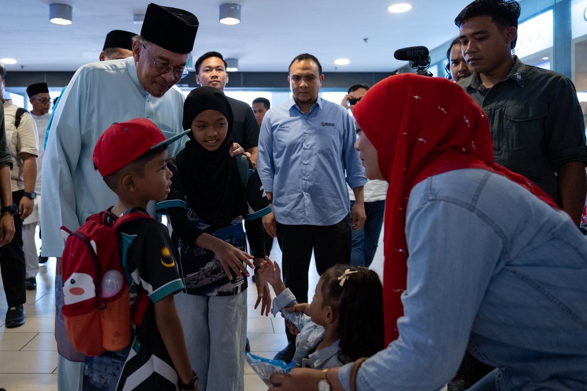 farhanfauzi_my's tweet image. Sebelum bergerak menuju ke Masjid Nur Al-Hidayah bagi menunaikan solat Jumaat, saya bersama YAB Perdana Menteri, Dato' Seri @anwaribrahim turut berkesempatan menyantuni rakyat Langkawi serta para pengunjung yang berkunjung ke pulau ini di sekitar Jeti Pekan Kuah.

Kesempatan ini…